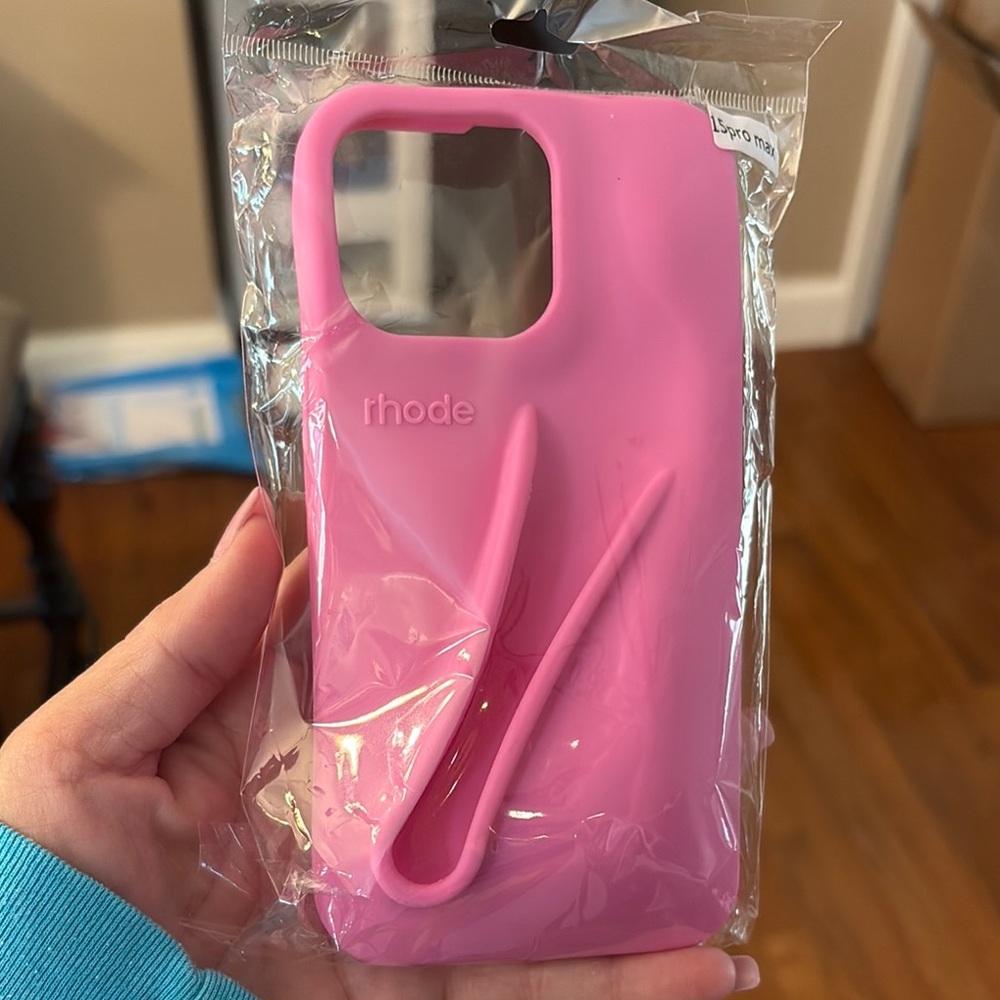 RHODE Vibrant Pink Phone Case With Matching Lip Gloss in Shortcake. 15 pro max